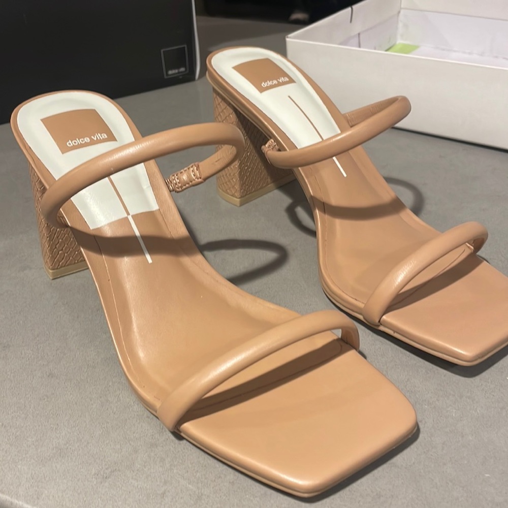 Dolce Vita Parina Sandal in Cafe Stella size 9